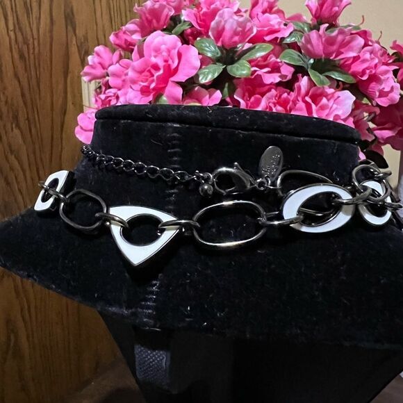 Gorgeous collectible white enamel and dark tone necklace by Lia Sophia - Picture 2 of 2